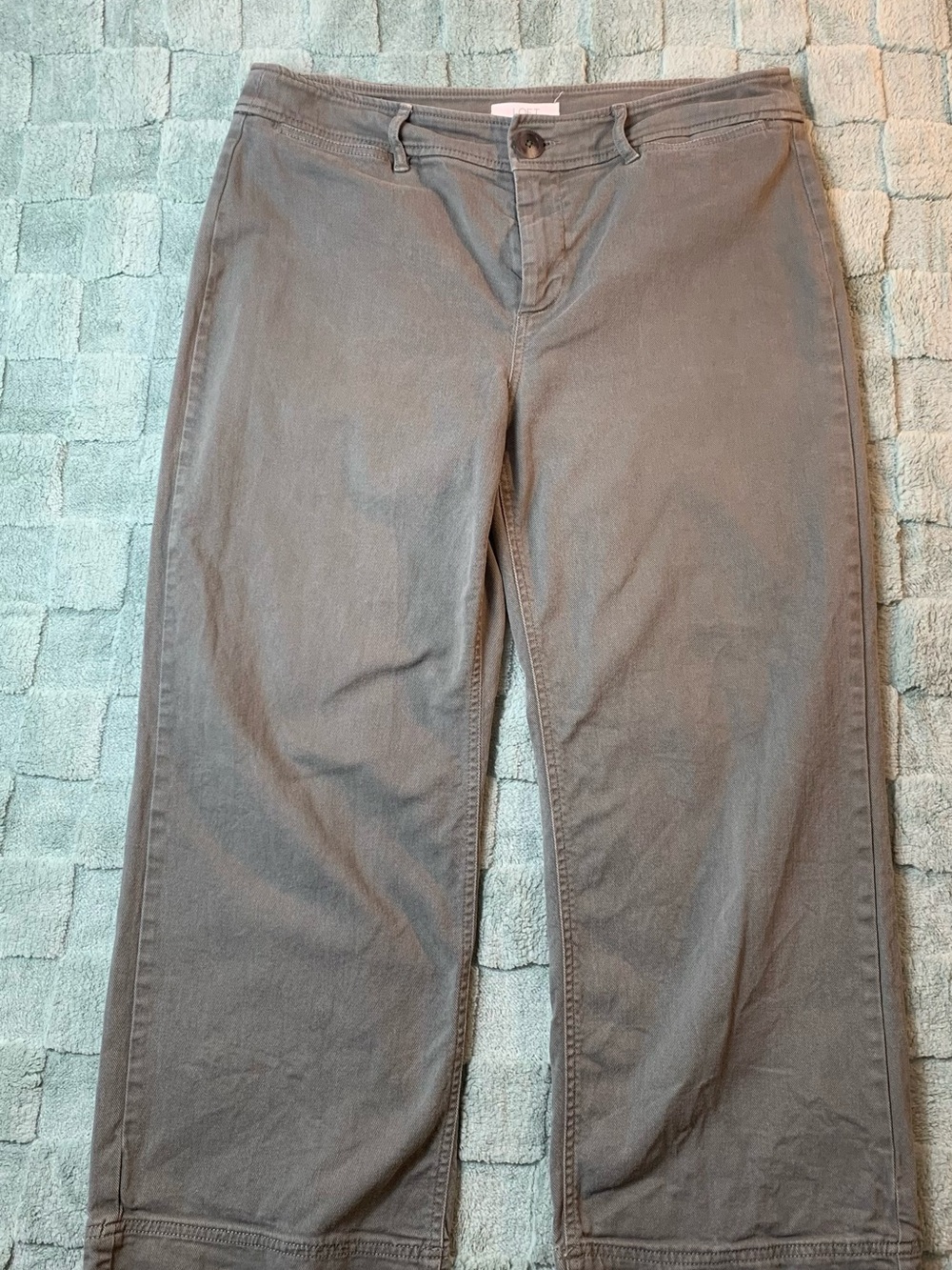 WOMEN's Chinos in Olive Green